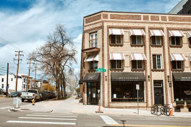 Denver, Colorado - 1 Mayıs 2020: Denver 'ın Aşağı Highlands semtindeki ticari işletmeler ve restoranlar (LoHi) 