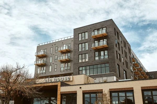 Denver, Colorado - 1 Mayıs 2020: Denver 'ın Aşağı Highlands bölgesinde ticari işletmeler ve modern kondominyum gelişmeleri (LoHi) 