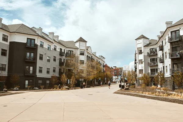 Denver, Colorado - 1 Mayıs 2020: Lower Highlands (LoHi) Mahallesi ve Aşağı Downtown Denver 'daki Commons Park' ı birbirine bağlayan yol.  