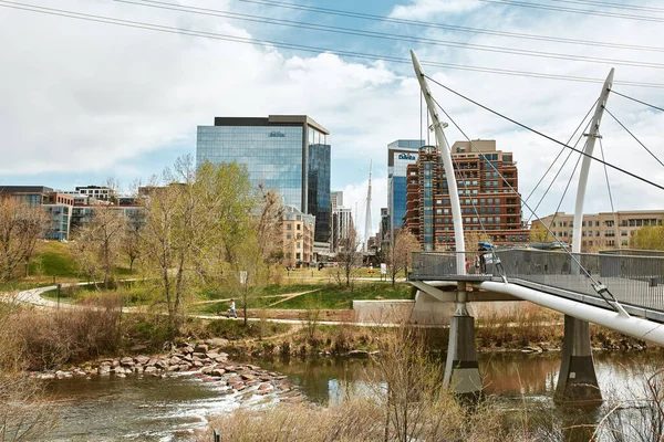Denver, Colorado - 1 Mayıs 2020: Güney Platte Nehri Köprüsü, Confluence Park 'taki modern apartman ve ofis binalarıyla çevrili 