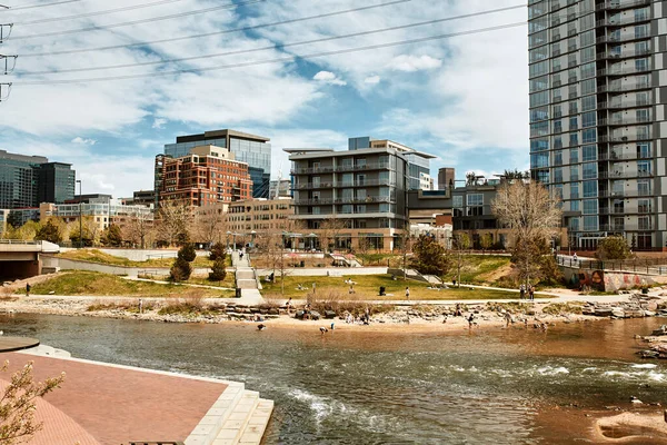 Denver, Colorado - 1 Mayıs 2020: South Platte Nehri Confluence Park 'taki Shoemaker Plaza' da apartman ve ofis binalarıyla çevrili 