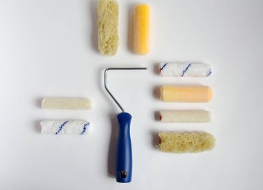 Farklı boyalar ve vernikler için boya silindirleri ve beyaz arka plandaki silindirler için tutamaklar.