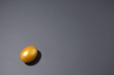 Siyah arka planda altın yumurta