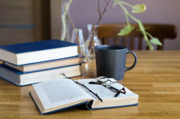 Bureau Avec Livre Ouvert Piles Livres Une Tasse Café — Photo