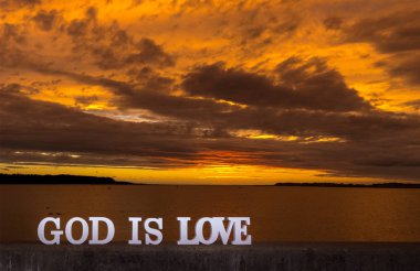 Altın günbatımı Tanrı aşktır