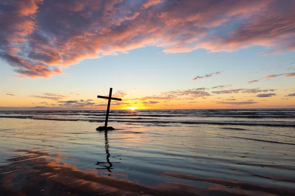 Leaning Over Cross Sunset — Stock Photo, Image