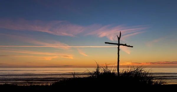 Na zonsondergang Stick Cross — Stockfoto