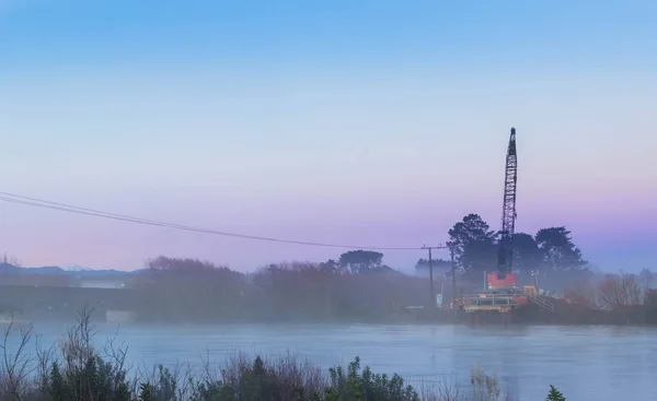 Mist ochtend brug kraan — Stockfoto