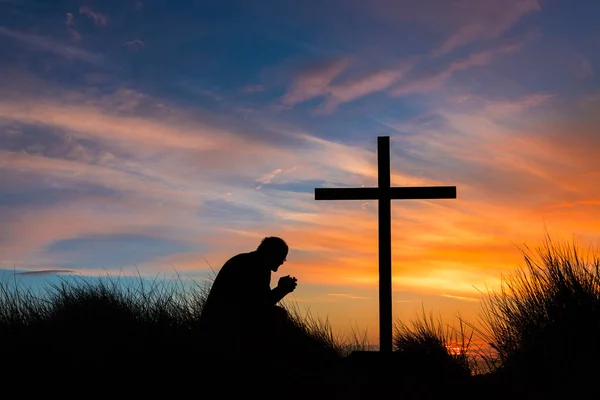 Prayful Man Cross door — Stockfoto