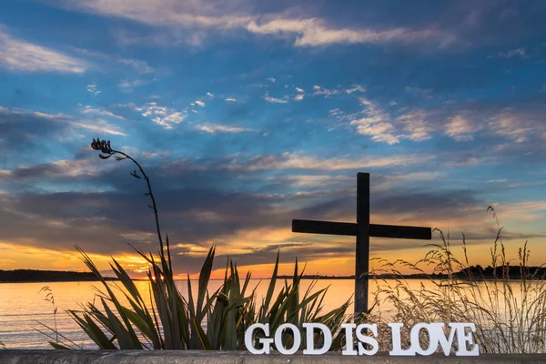 Tanrı günbatımı aşktır