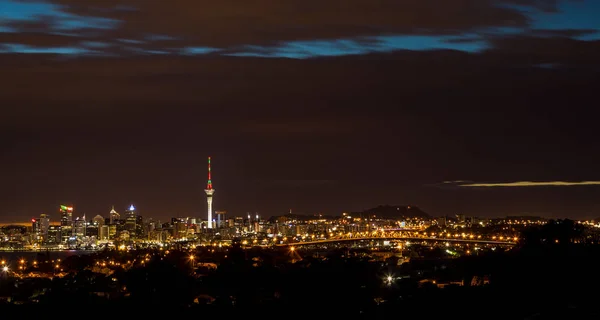 Окленд ночью — стоковое фото