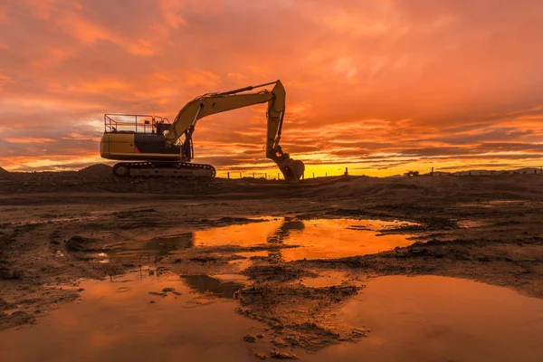 Digger vid soluppgången — Stockfoto