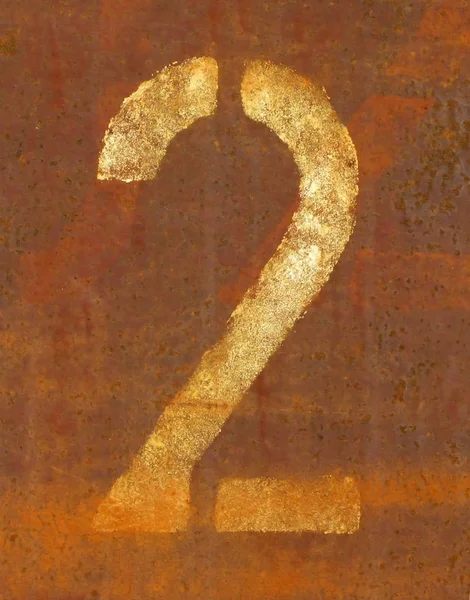 Цифра номер 2 намальована на іржавій металевій поверхні — стокове фото