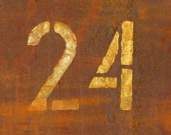 Número 24 dígitos pintados sobre una superficie metálica oxidada —  Fotos de Stock