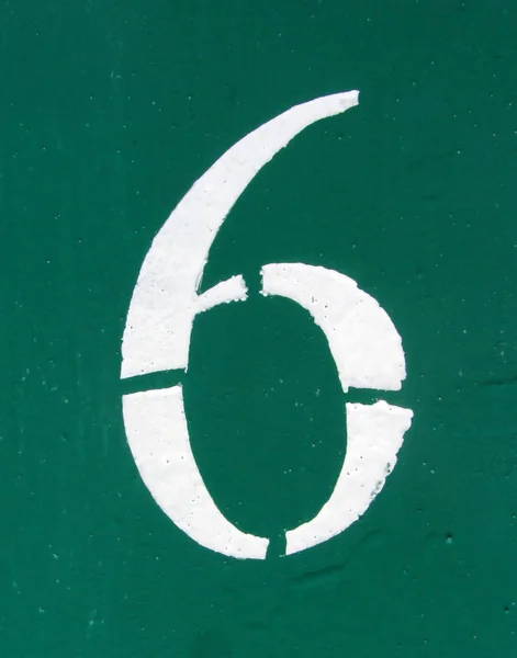 Liczba 6 biała cyfra namalowana na zardzewiałej metalowej zielonej powierzchni — Zdjęcie stockowe