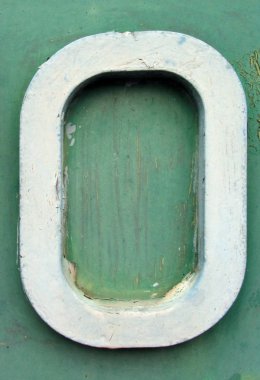 Eski boyanmış solgun metal duvar yüzeyinde 0 numaralı hacim rakamı