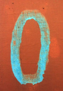 Paslanmış kırmızı kahverengi metal yüzey üzerinde 0 numara mavi cyan basamak.