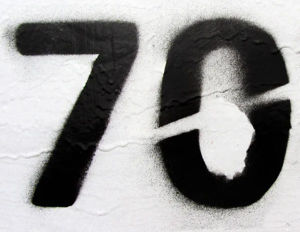 Número 70 negro pulverizado dígito sobre la superficie de metal blanco oxidado pintado —  Fotos de Stock