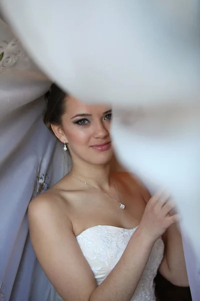 Potret pengantin yang cantik. Gaun pernikahan. Dekorasi pernikahan — Stok Foto