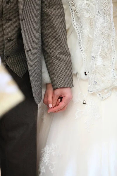 Nygifta som håller varandra i handen under en bröllopsceremoni — Stockfoto