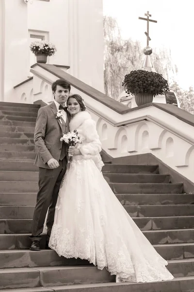 Nowożeńcy na wysokich schodach przy cerkwi prawosławnej — Zdjęcie stockowe