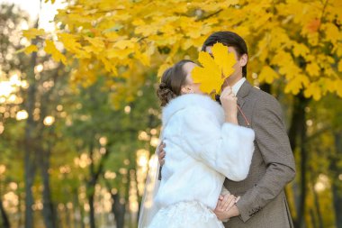 Sonbahar parkında gelin ve damat Aşk Hayatı