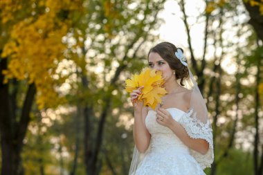Sonbahar parkında gelin ve damat Aşk Hayatı
