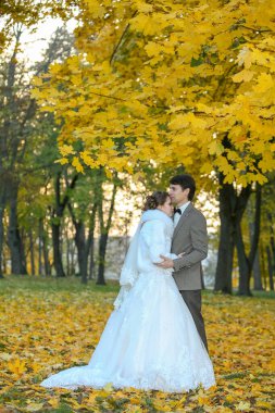 Sonbahar parkında gelin ve damat Aşk Hayatı