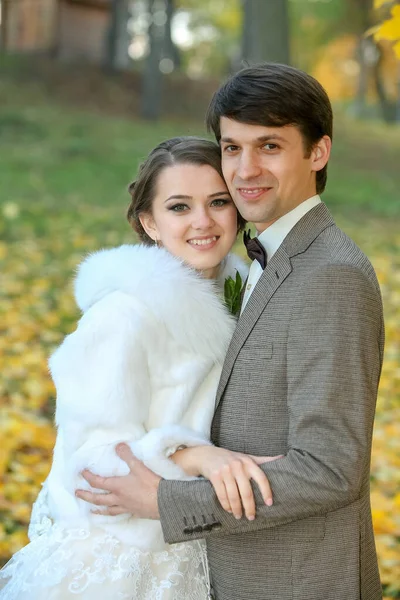 Novia y novio en el parque de otoño Love Life — Foto de Stock