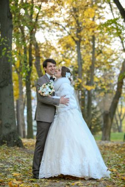 Sonbahar parkında gelin ve damat Aşk Hayatı