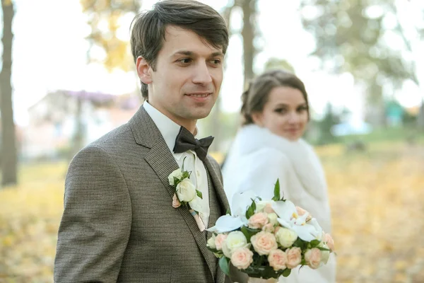 Bruid en bruidegom in herfstpark Love Life — Stockfoto
