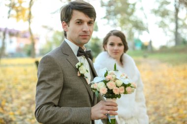 Sonbahar parkında gelin ve damat Aşk Hayatı