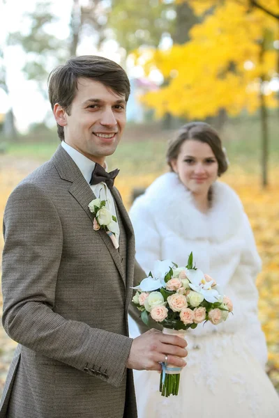 Bruid en bruidegom in herfstpark Love Life — Stockfoto