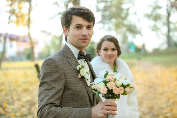 Nevěsta a ženich v podzimním parku Love Life — Stock fotografie