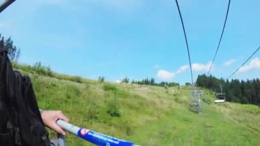 Yaz sonunda Karpatlar 'da bir teleferiğe tırmanma zamanı. 4K çekim kablosu.
