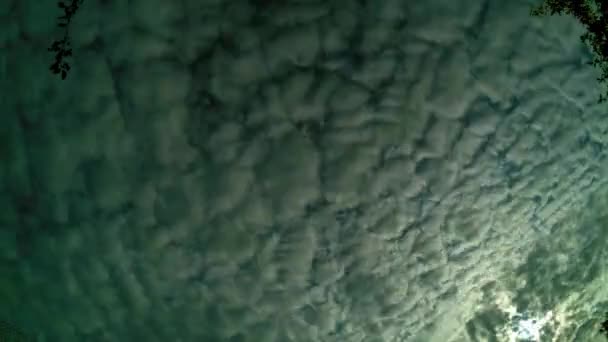 Zaman atlamalı yıldız ile bulutlar tarafından geçen gece — Stok video