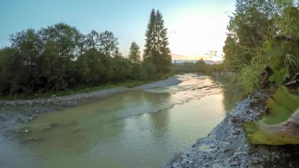 Timelapse 4K du coucher du soleil sur une rivière de montagne dans les Carpates 