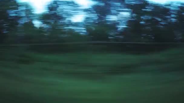 4k Timelapse der Blick aus dem Zug auf die schöne Landschaft mit Hügeln und Wald vor Sonnenuntergang. der Blick aus dem Fenster des Autos, Busses, Zuges. Anreise vom Zug. — Stockvideo