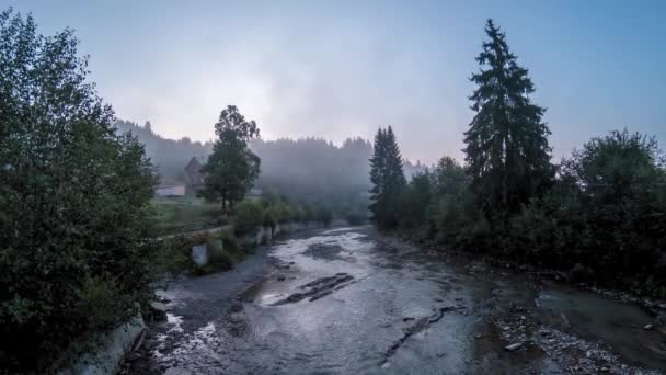 4k timelapse wschodu słońca nad górską rzeką w Karpatach — Wideo stockowe