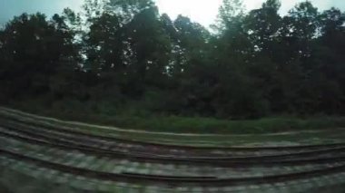 4k Timelapse trenden gün batımından önce tepeler ve ormanlı güzel manzara manzarası. Arabanın penceresinden, otobüsten, trenden manzara. Trenden yolculuk..