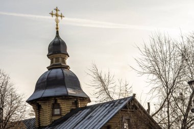 Ortodoks ağacı Rus kilisesi karla kaplı. Noel 'den Önce Ahşap Kilise