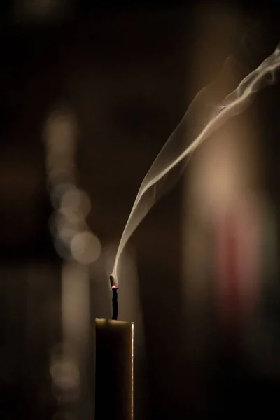 Grijze rook die omhoogvliegt van de uitgestorven gele kaarsen — Stockfoto