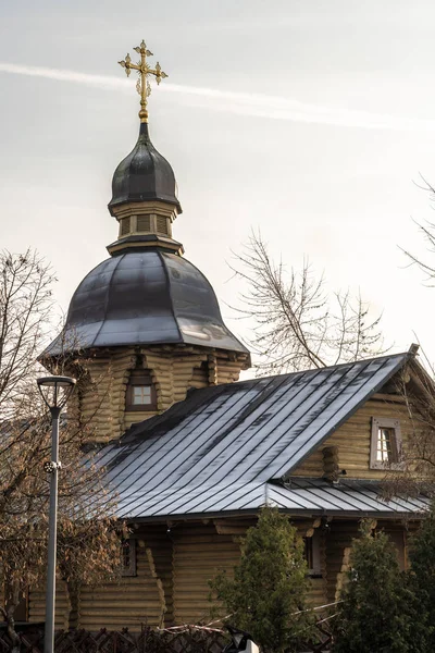 Árvore ortodoxa Igreja russa coberta de neve. Igreja de madeira antes do Natal — Fotografia de Stock