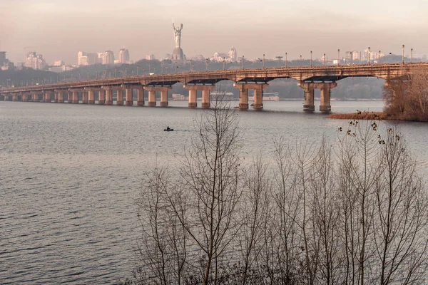 Breiter Fluss Dnjeper mit Brücke nach Sonnenaufgang mit schönen Wolken — Stockfoto