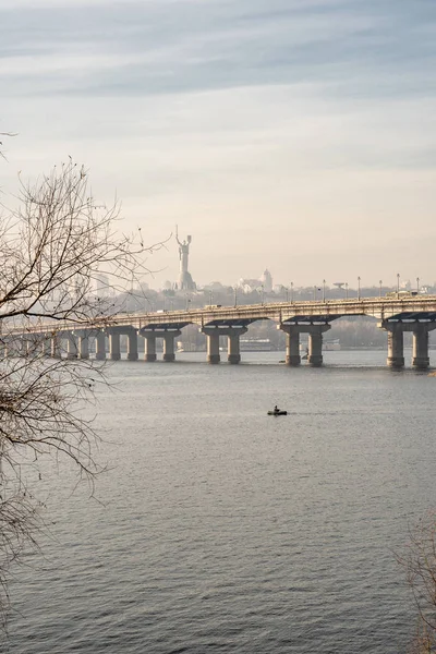 Dnieper rio largo com uma ponte após o nascer do sol com belas nuvens — Fotografia de Stock