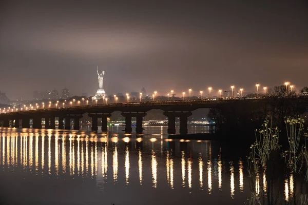 Puente nocturno. Paisaje nocturno. El puente de Kiev de Paton . — Foto de Stock