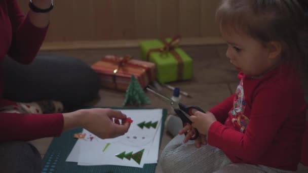 Средний план мама и маленькая дочь сделать снеговика с бумажной аппликацией . — стоковое видео