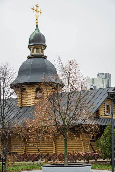 Igreja Ortodoxa Russa em tempo nublado no início do inverno — Fotografia de Stock