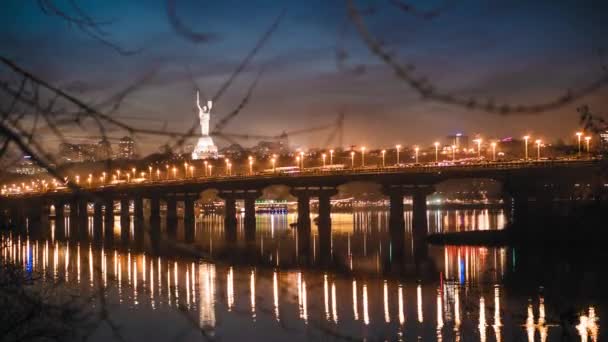Vueltas en el tiempo, vista del puente Paton sobre el río Dniéper en Kiev a finales de primavera a principios de primavera, nubes gruesas, nieve — Vídeo de stock