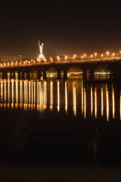 Pemandangan malam jembatan di atas sungai Dnipro di Kiev pada paparan panjang — Stok Foto